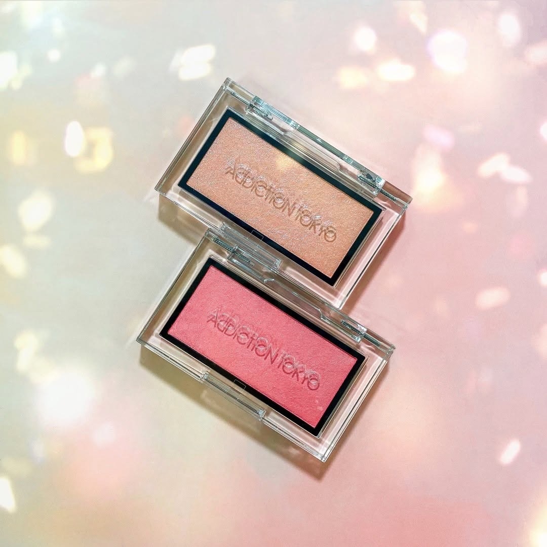 這款 ADDICTION THE BLUSH PEARL 睛空珠光腮紅的色彩靈感源自於變幻莫測的天空，全系列共提供 10 款迷人色調，能滿足各種膚色需求。