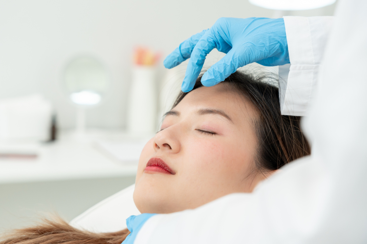 隆鼻術後不論微整或手術類，都需注意護理與避免碰撞：微整術後須防揉捏鼻子、保持針孔清潔；手術術後需冰敷山根與眼周、避免趴睡或佩戴眼鏡，並留意排斥反應或特殊狀況，以確保效果與安全。