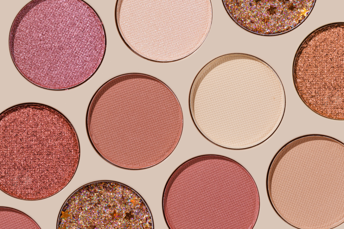 眼影能消除眼皮浮腫，增加眼神深邃度。