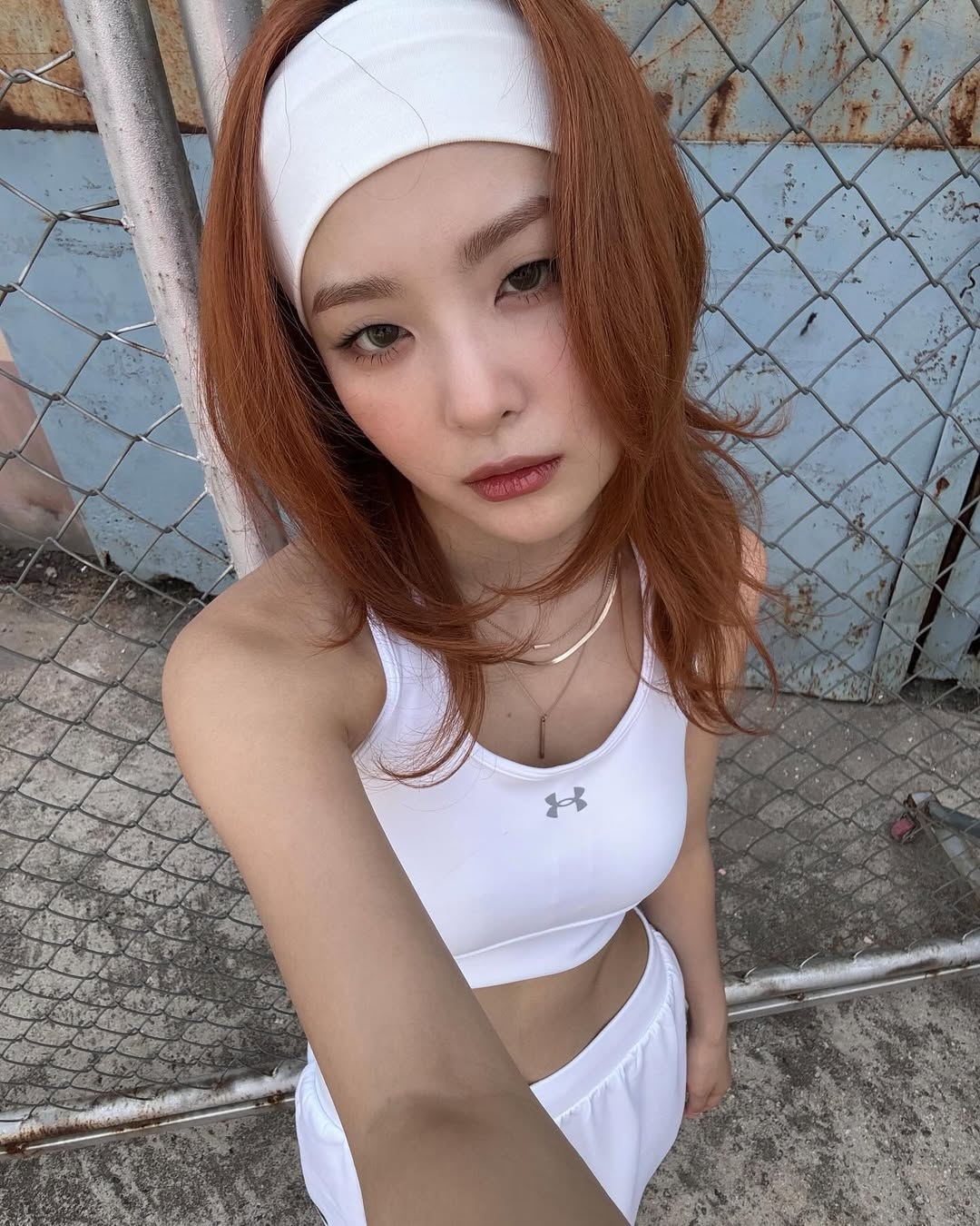 這款髮型修飾臉型的效果極佳，能完美遮蓋高顴骨與下顎角。