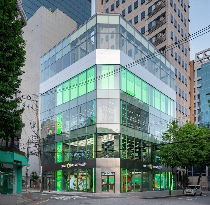 Olive Young 弘大城店是2024年新開的旗艦店，空間寬敞，二樓彩妝零食、三樓護膚精華與Styling Bar，還有男士專區與專櫃聯名彩妝。