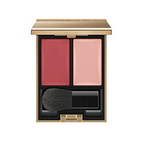 這款 LUNASOL Glow Blush 水光魅彩腮紅組採用美肌油為基底，具備極高親膚性的油性基底設計，能像保養油般緊貼肌膚，自然貼服且不顯粉感，對於肌膚容易乾燥、討厭粉感的讀者來說非常適合。