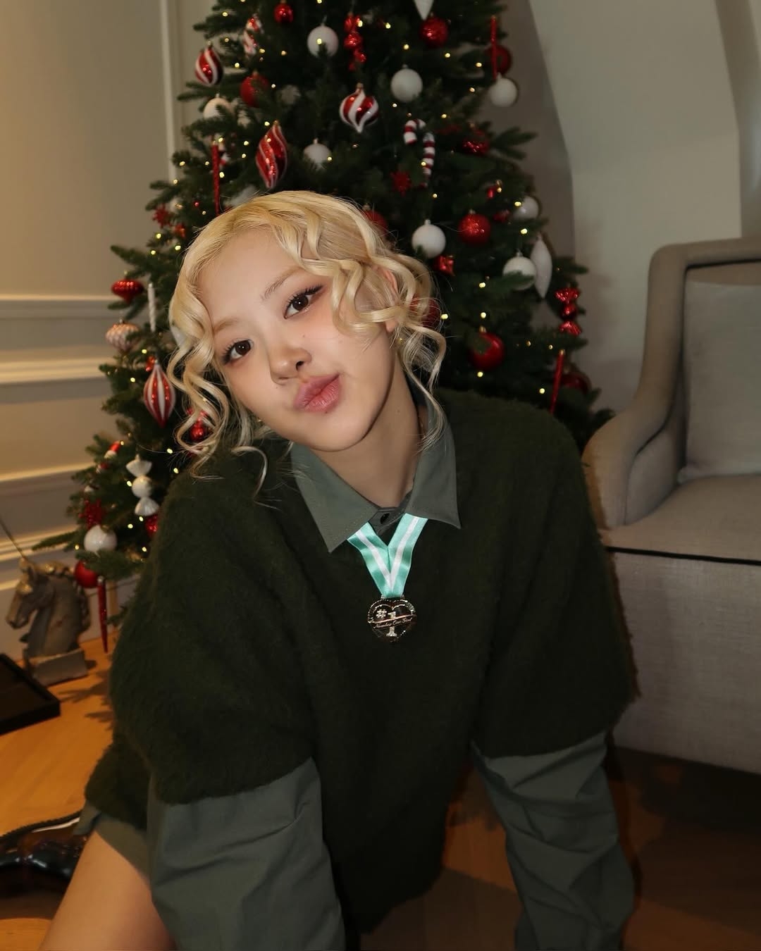 可愛度滿分的復古捲髮。這款髮型能極大程度地增加髮量感，從髮根就開始的捲度是其特徵，