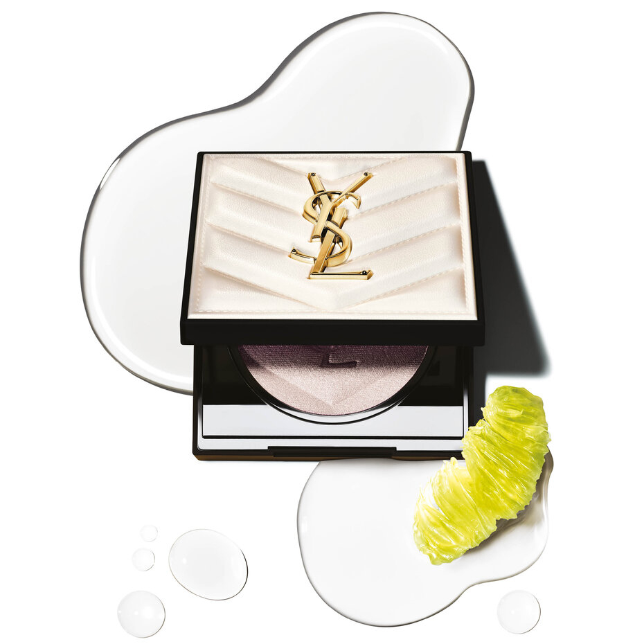 YSL的恆久完美立體高光盤結採用獨特的乳霜粉質轉換科技，手指摸起來微濕潤，上臉後瞬間轉為乾爽粉體。