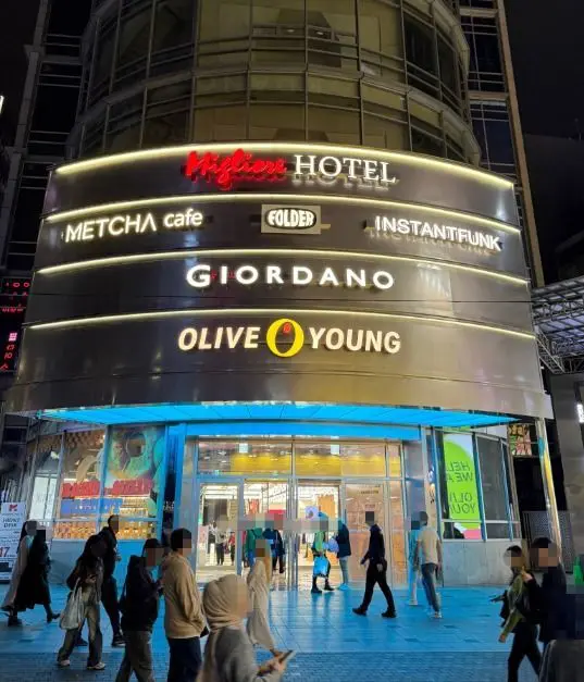 Olive Young 明洞站店環境舒適明亮，人少結帳快，商品齊全，二樓還有服飾與潮牌，是明洞購物的理想替代選擇。