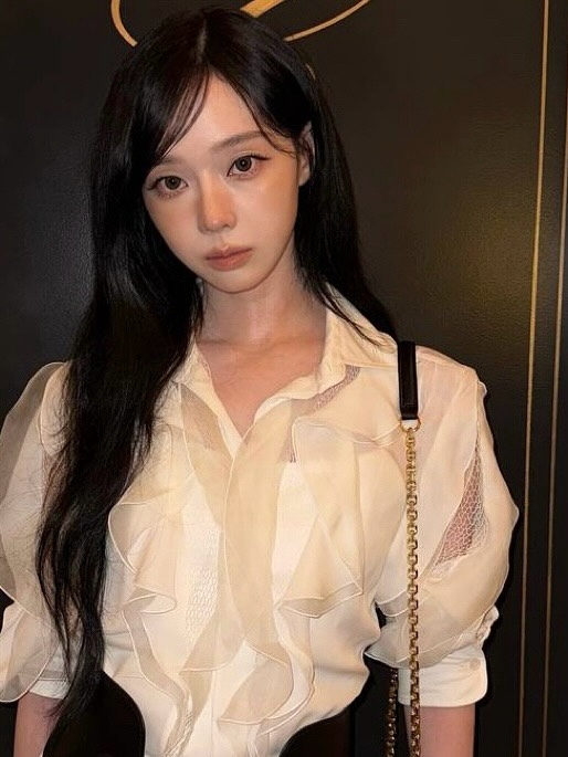 圖中顯示的是旁分寫瀏海，不對稱的設計能打破圓臉的平衡感，讓五官看起來更立體有神。