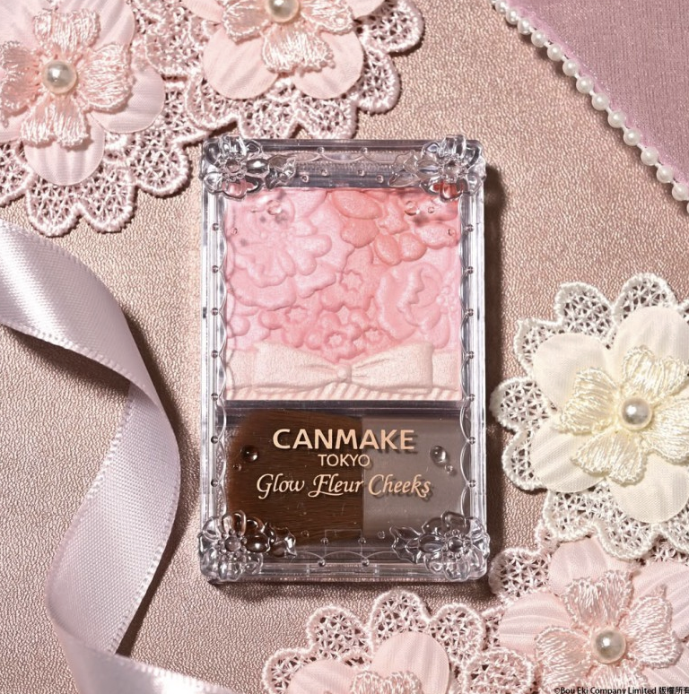 CANMAKE的花漾戀愛修容組(珠光) & 珠光透色修容霜簡直就是少女心爆棚的經典之作！粉狀款壓紋精美，霜狀款則能營造日雜模特兒的透明感。