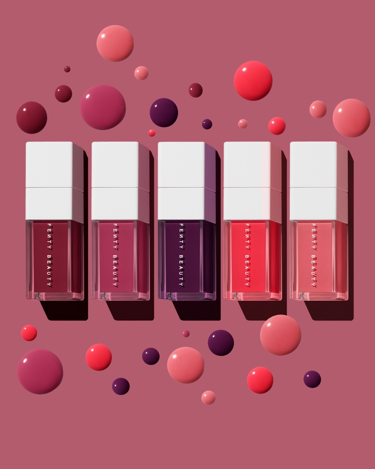 Fenty Beauty Shake ’N Play液體胭脂採用搖勻式配方及海綿頭設計，方便逐層疊加顏色，打造自然柔焦的紅潤妝效。