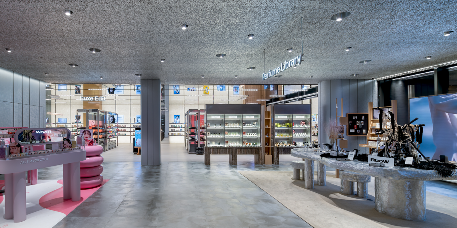 一樓有咖啡廳可休息或拍照打卡，二樓為彩妝、香氛與男士專區。