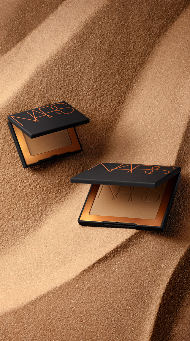 NARS 3D立體燦光修容餅：微細珠光，打造陽光健康肌。
