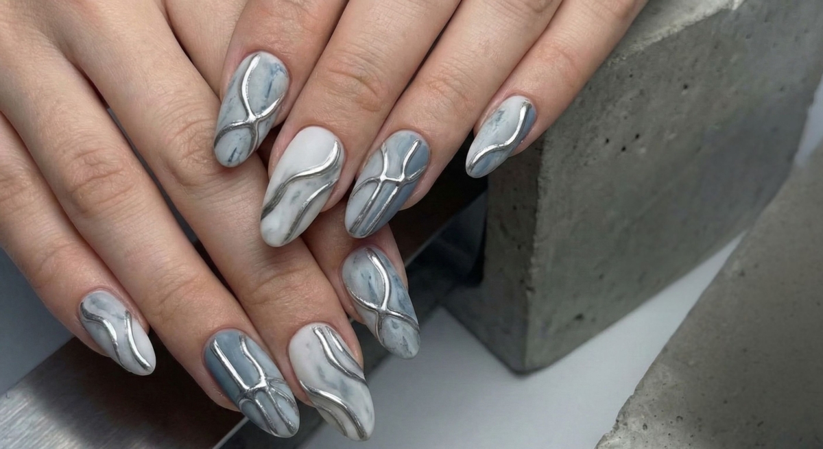 這種流暢且硬朗的立體線條打破了單調，光線下反射如液態金屬般的光澤，展現出一種高冷、型格且充滿藝術張力的風格。