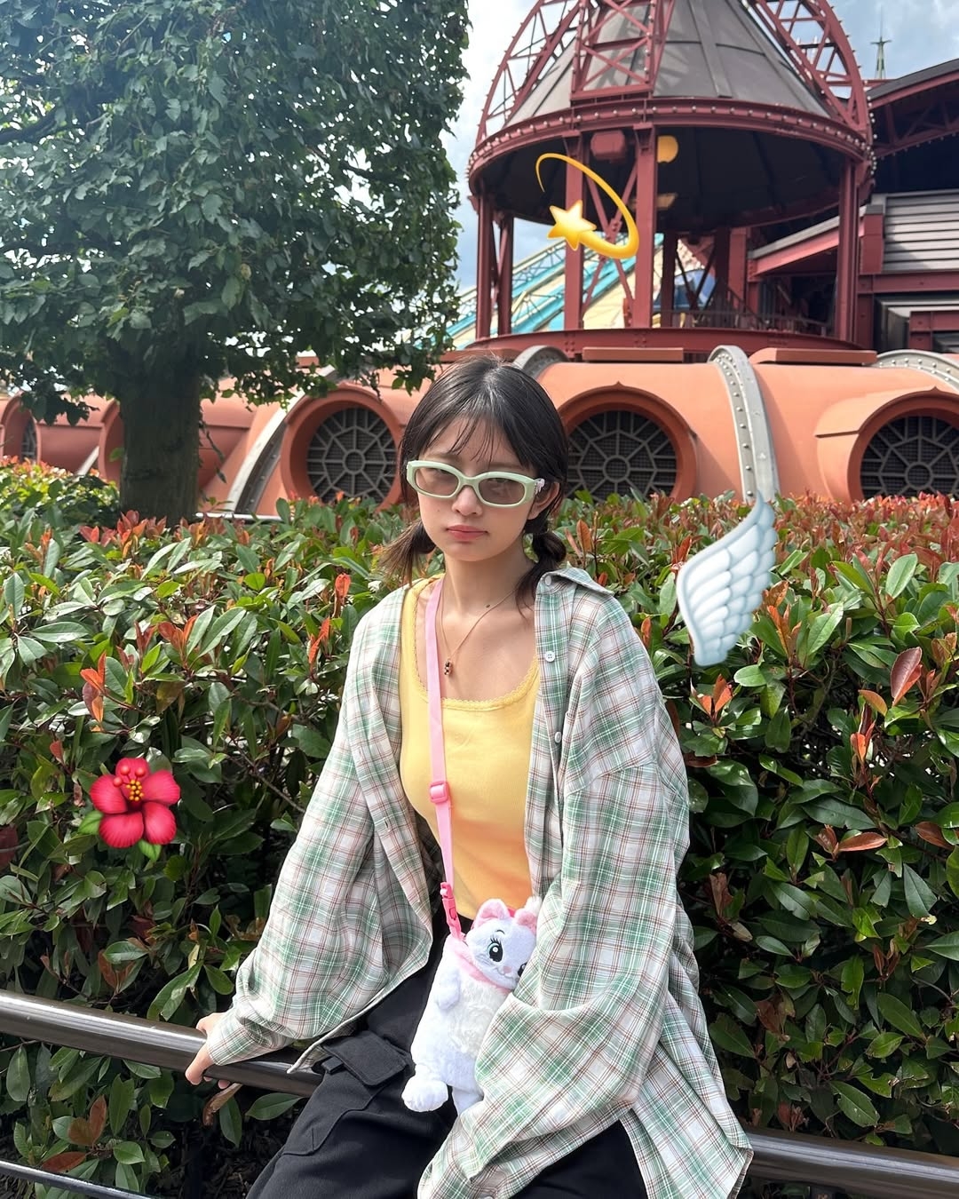 Rei 是新生代女團中最能駕馭「多巴胺混搭」的高手。她的風格不只是單純的彩色，還結合了日系原宿風的繽紛與 Y2K 的復古感，充滿了各種可愛、搞怪的小細節。