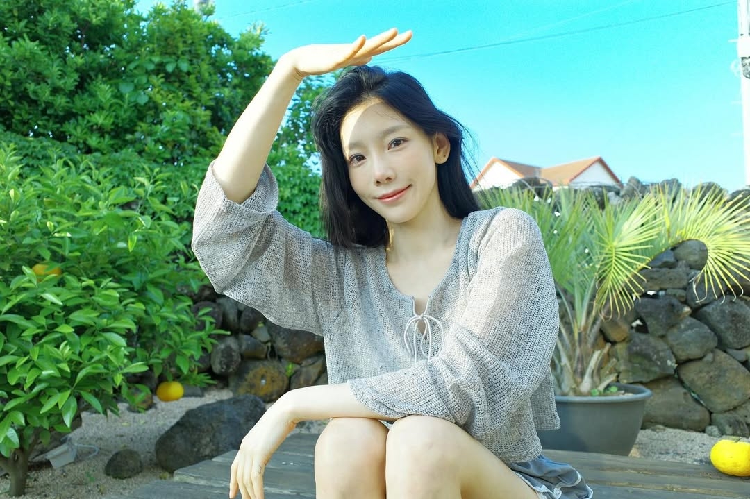 2026年的韓妝趨勢，特別是「摩卡慕斯」妝容，將重點放在「淺色自然眉」，打造一種溫柔輕盈的氛圍。