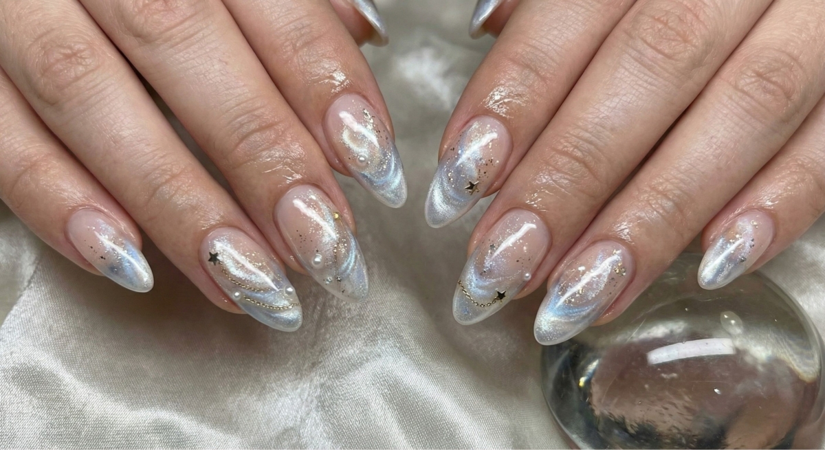 這款設計打破了法式美甲的刻板邊界，將靜態的線條轉化為流動的星空感，讓指尖看起來更加柔美且充滿詩意。