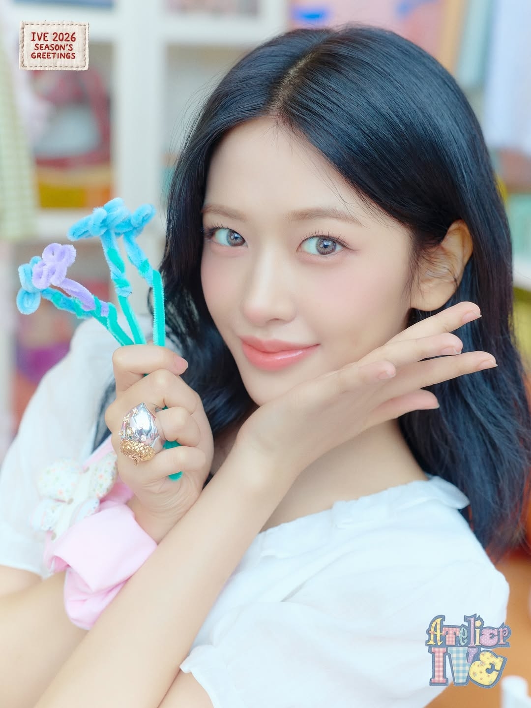 低飽和度的藍色包裹在髮絲表層，只有在日光下或強光照耀時，才會散發出深海藍的冷冽光澤。