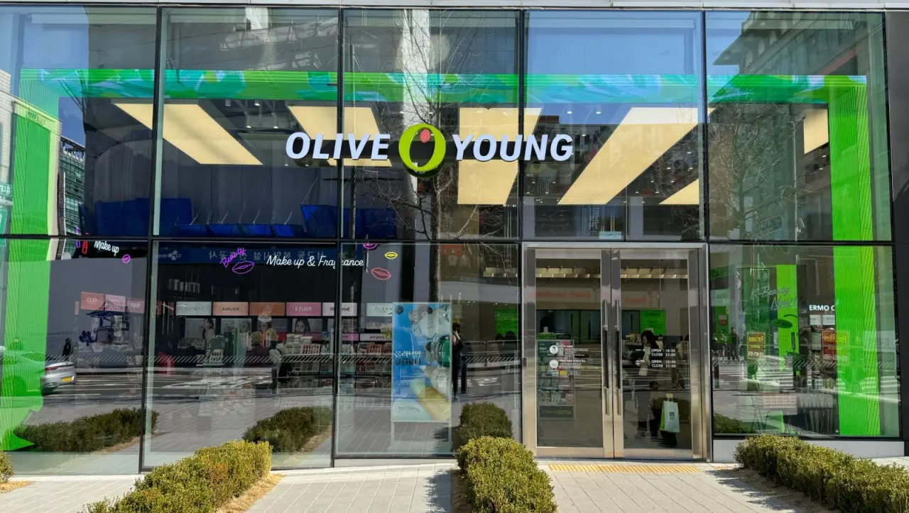 Olive Young 弘大十字路口店明亮寬敞，方便挑選精華液與保養品，且對面有DAISO可一次購齊美妝與生活用品。