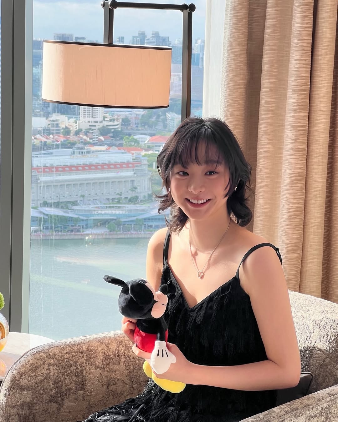 圓形臉骨骼感不明顯，線條圓潤，長寬比例相近，給人減齡、可愛親切的印象，但易顯得五官扁平。