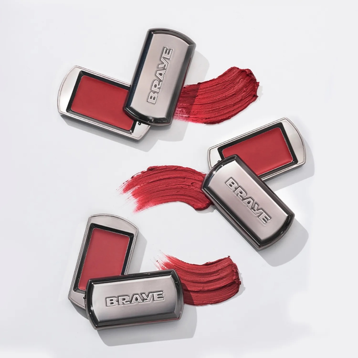 BRAYE Lip Sleek Blur 霧面唇頰膏，這款霧面唇頰膏打破了霧面妝效容易乾燥的刻板印象，配方特別添加乳木果油，提供長效保濕，避免顯露唇紋。