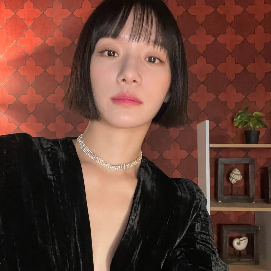 這款髮型是極簡主義的極致展現。強調髮尾如刀切般平整，沒有多餘層次，長度通常落在耳下至下巴之間。