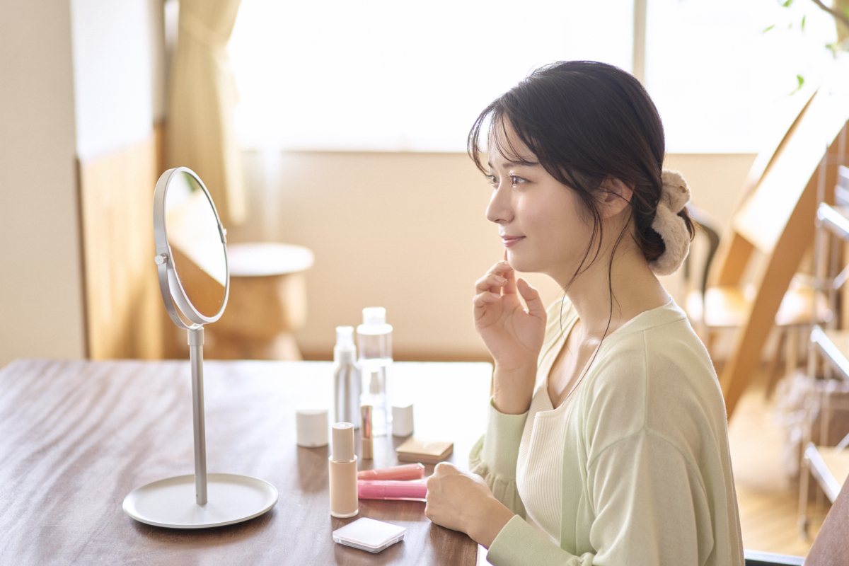 熟齡化妝重點在保濕與光澤感，選擇養膚型底妝搭配妝前保濕，可打造自然服貼、持久且有活力的精緻妝感。