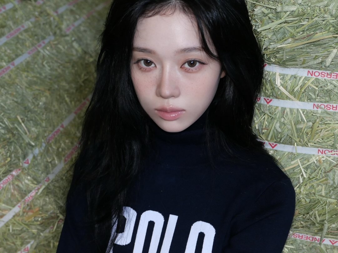 早春的韓系唇妝拋棄過去高飽和色彩，轉而青睞清冷感的霧面低飽和色系，旨在打造一種低調卻不失高級的氣質。