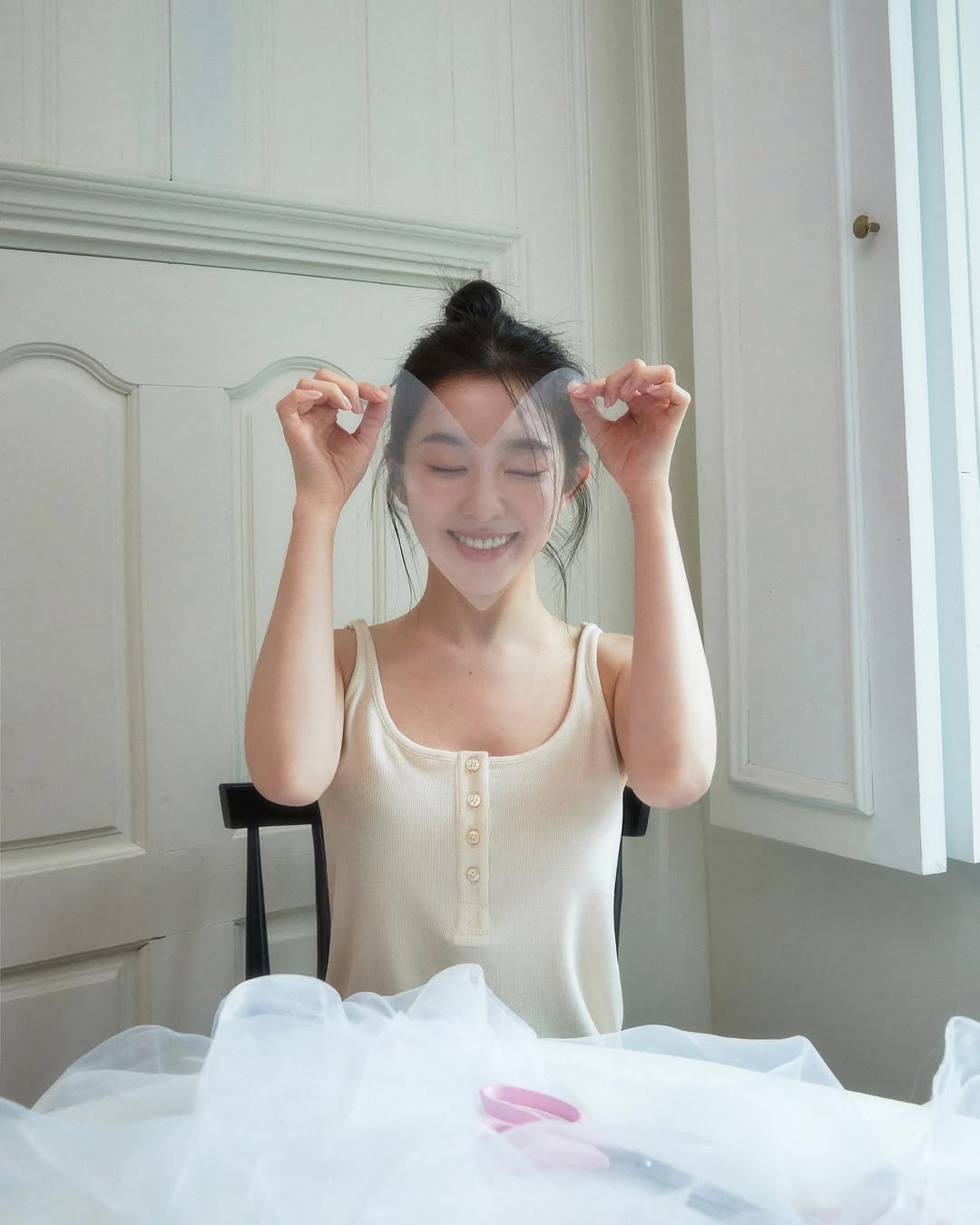 偽素顏是一種高超的底妝技巧，旨在展現肌膚的「原生感」。