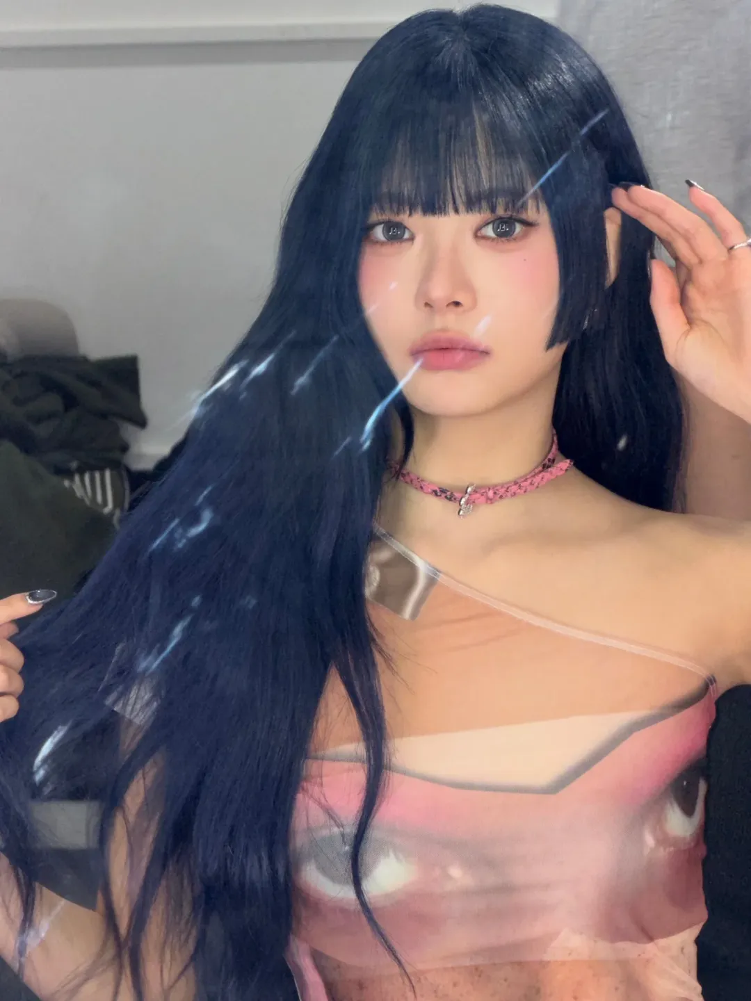 這款髮色在自然光下呈現沉穩的黑色，讓髮絲看起來更具質感；但在室內光線折射下，則會隱約透出神祕的藍色層次。