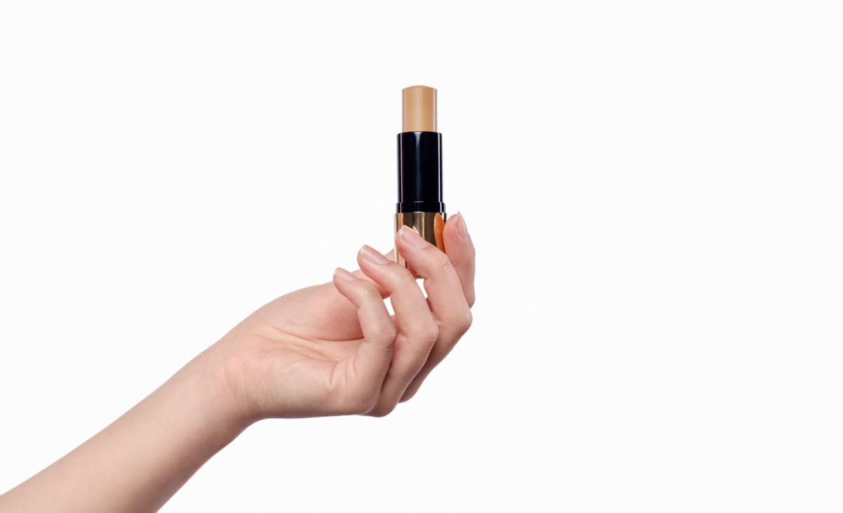 近年來，美妝界盛行「骨相化妝」，強調順應臉型與骨骼結構來畫底妝，而粉底棒正是達成此目標的完美工具。