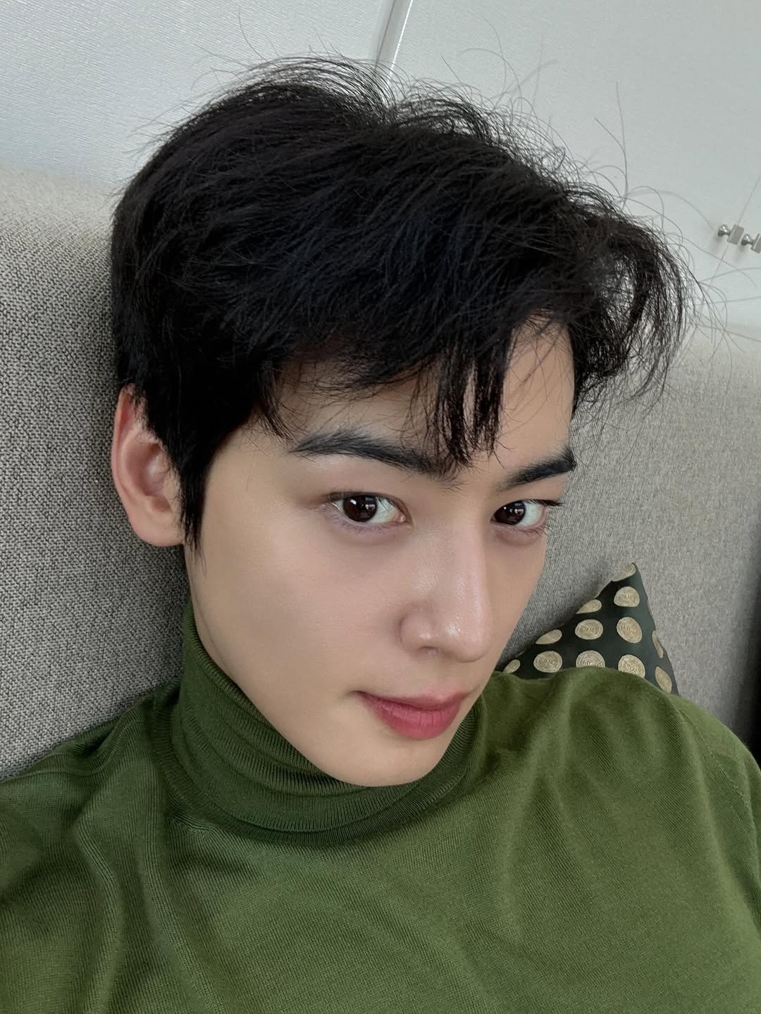 眉毛過長易顯雜亂，適當修剪是維持整潔的關鍵。