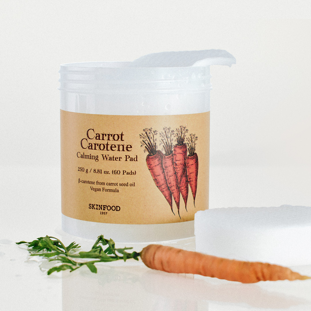 SKINFOOD 胡蘿蔔舒緩保濕棉片選用濟州島土生土長的有機胡蘿蔔，還堅持用「蒸餾萃取」把精華通通鎖住！裡面滿滿的 β-胡蘿蔔素簡直是皮膚的超級補品，不只能讓肌膚喝飽水，還能抗老，把膚質養得健康又穩定。