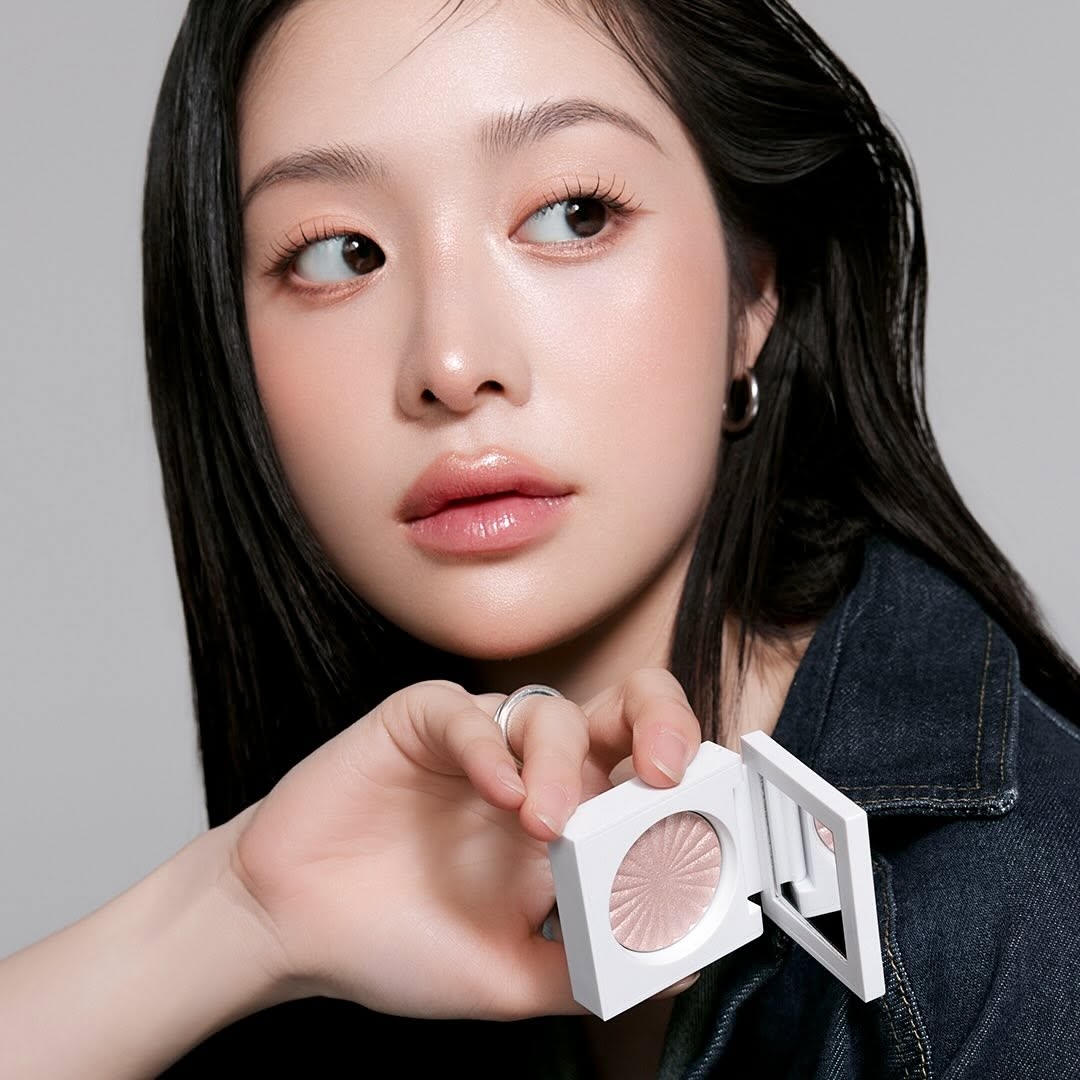 OFRA 提亮腮紅。