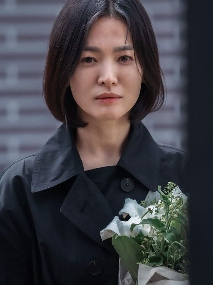 雙法令紋的人擁有多重面，這種特徵可能表示此人具有較強的適應能力和處理複雜情況的能力，尤其凸顯了個人在生命歷程中豐富的經歷和挑戰。