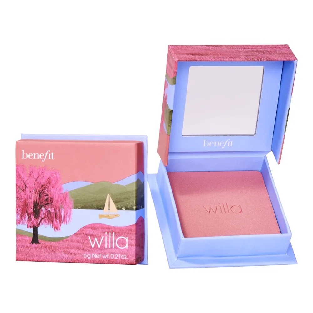 BENEFIT COSMETICS 推出的 Willa 玫瑰豆沙腮紅蜜粉，主打長達 12 小時的長效表現，並具備優異的防汗、防濕特性。