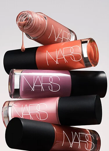 NARS Insatiable Liquid Blush液體胭脂採用高顯色輕盈配方及水滴形塗抹頭，提供緞光與珠光妝效，主打持久紅潤妝感。