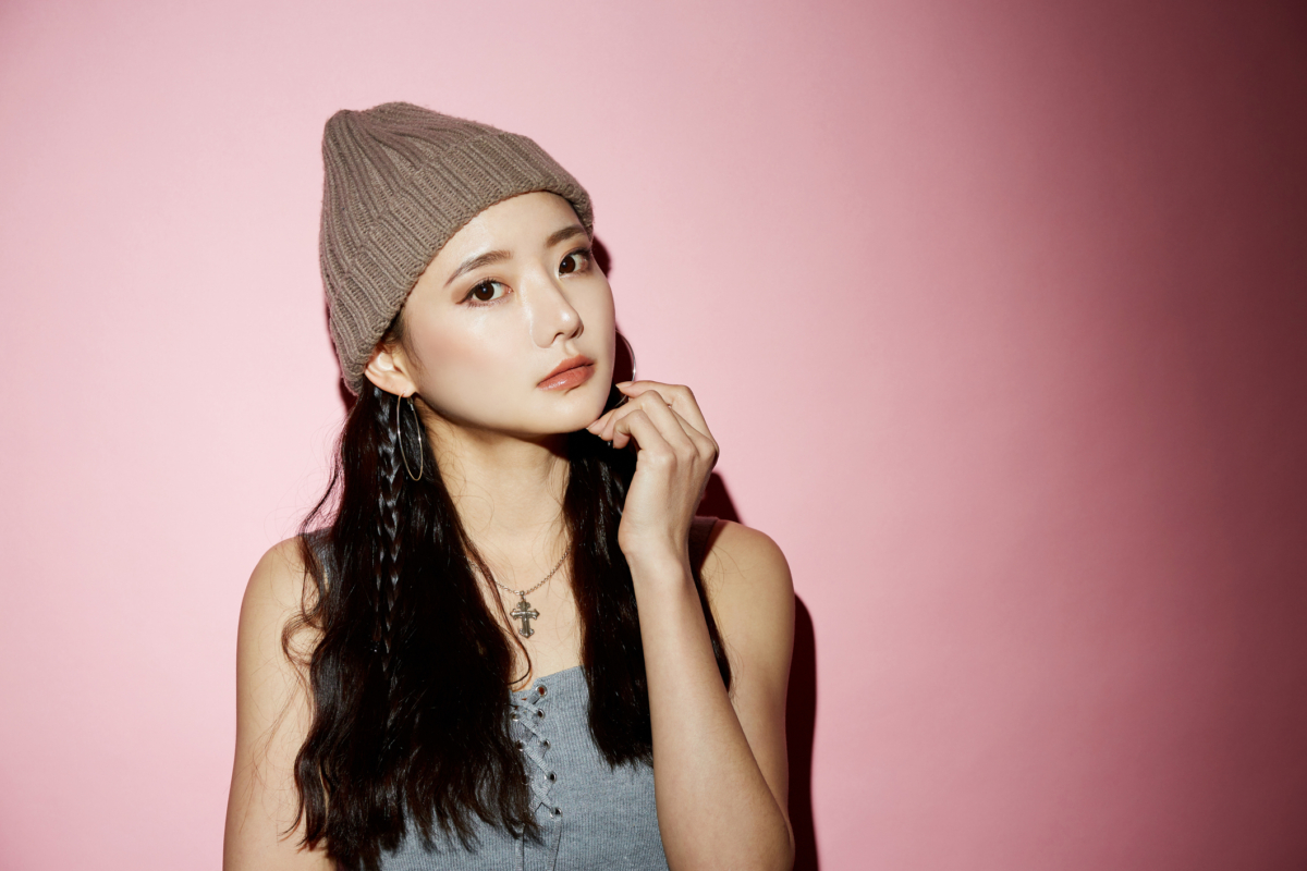 修容的關鍵在於強調臉部輪廓及修飾瑕疵，而打亮則能凸顯臉部的亮點，兩者相互配合才能營造出臉部的立體感。