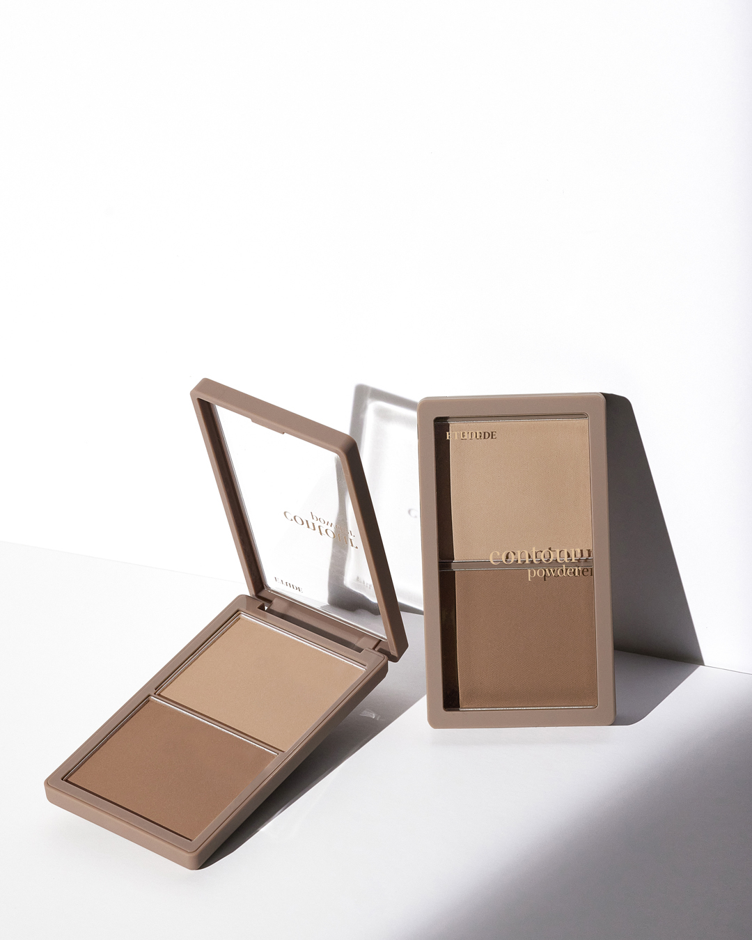 ETUDE 修飾專家雙色修容餅：無須調色，一刷即有漸層。