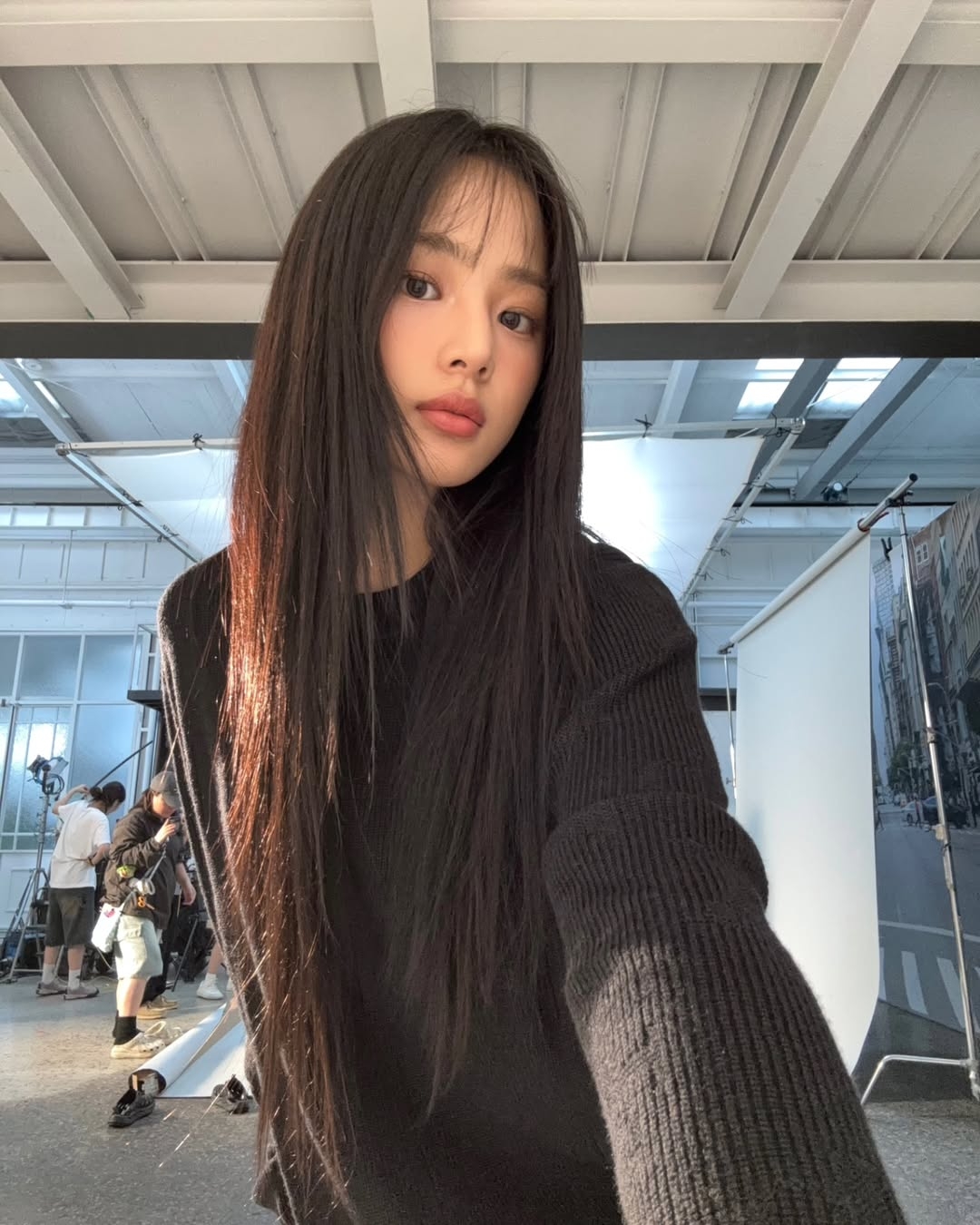 沒有瀏海的遮擋，直接露出光潔的額頭，搭配臉周的層次剪裁修飾輪廓。