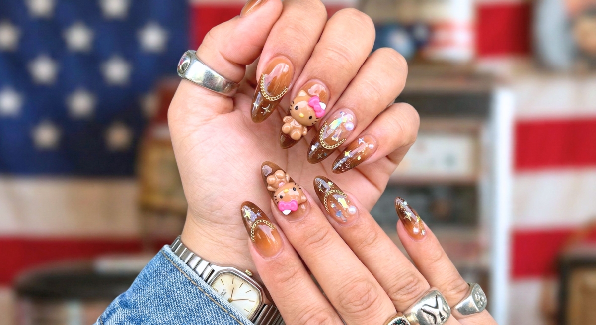 這款設計大膽顛覆了 Hello Kitty 經典的白淨形象，完美搭上「Y2K」與「美黑」熱潮。