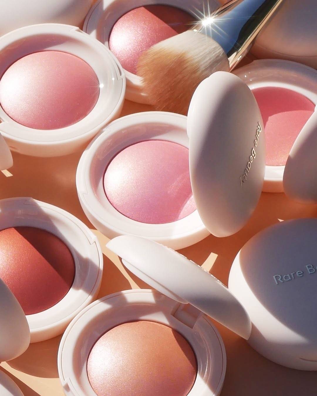 這款 Rare Beauty (柔光腮紅粉) 是結合了品牌兩大明星產品——「液態腮紅」的顯色度與「打亮餅」的光澤感而誕生的夢幻逸品。