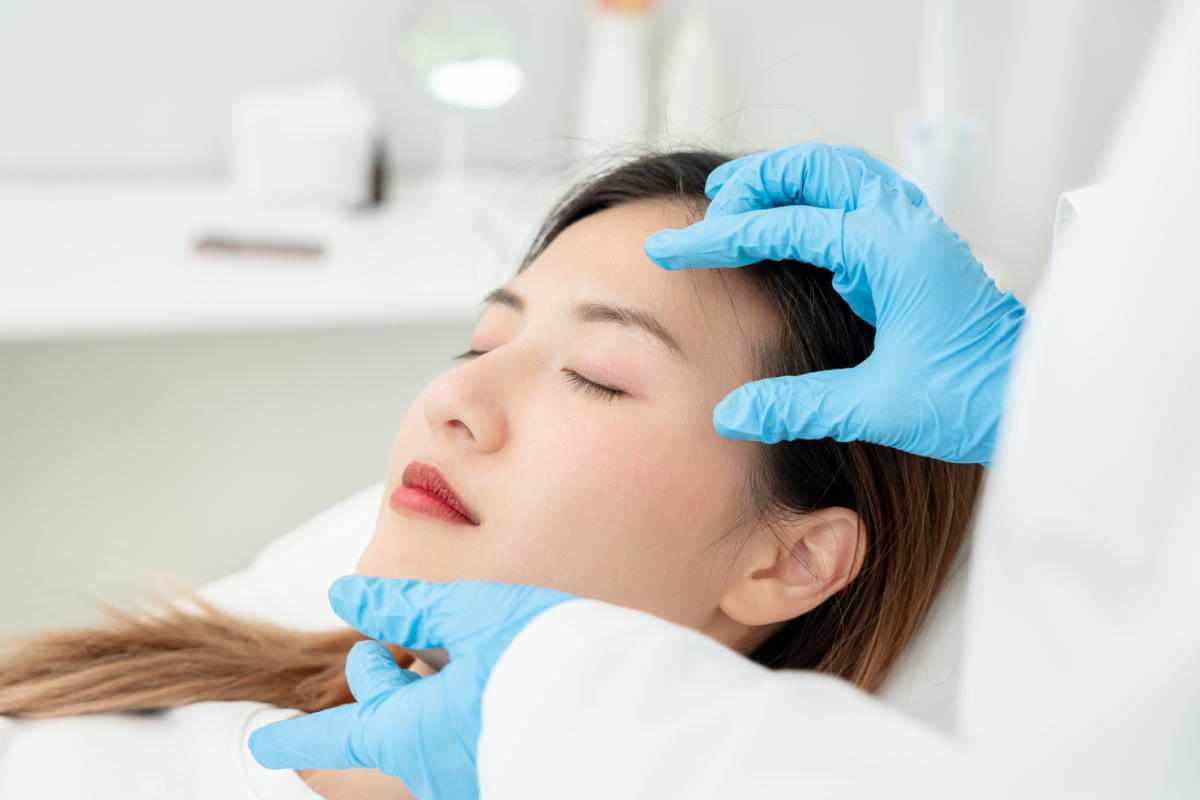 眼尾下垂嚴重者可透過前額拉皮、提眉或割雙眼皮手術獲得最明顯且持久的改善。