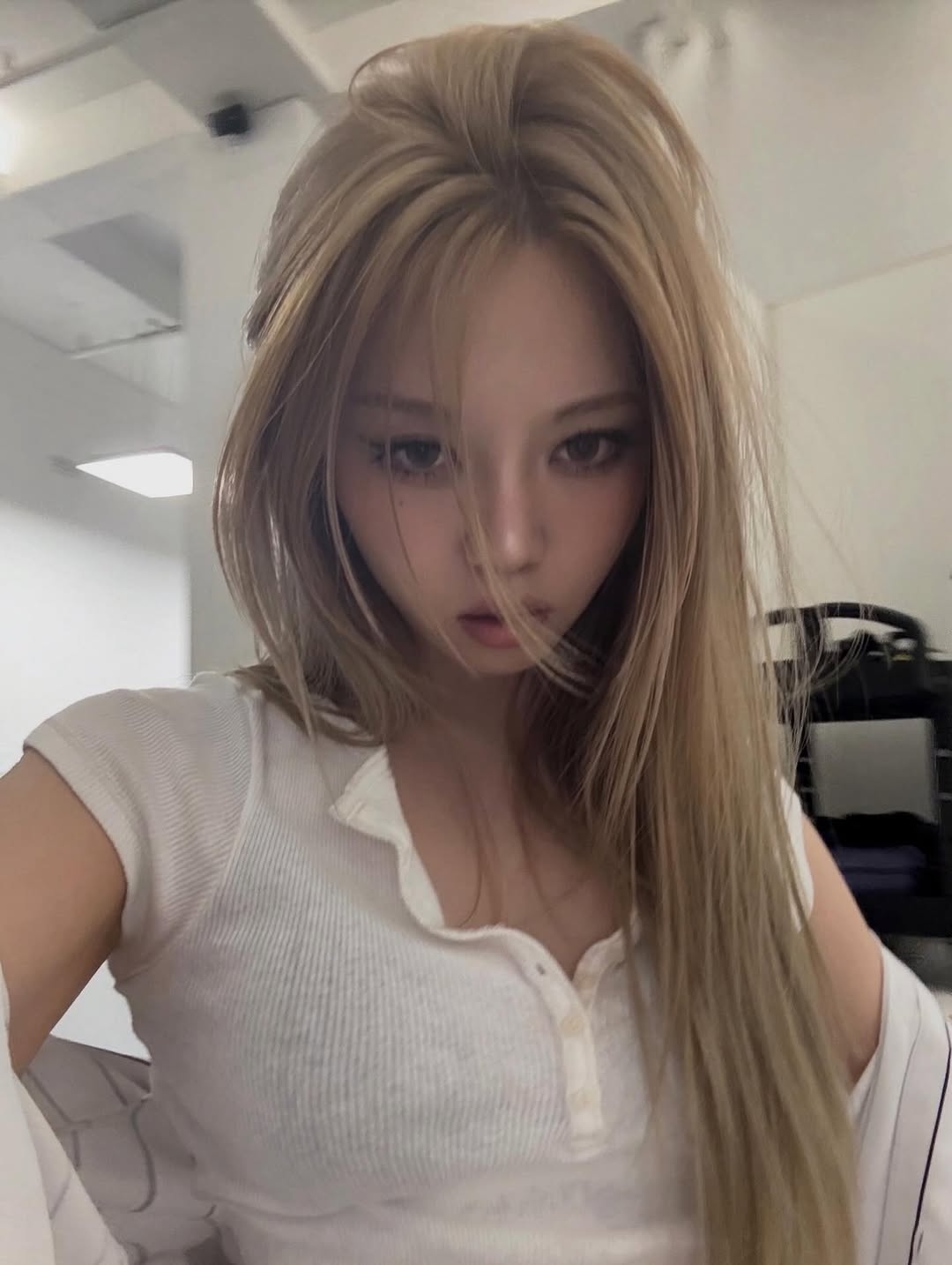 這款色系打破了傳統金髮容易顯現的燥黃感，注入了如鮮奶油般的絲滑質地與高明度飽和感，讓髮絲在視覺上呈現出極致的純淨與通透，