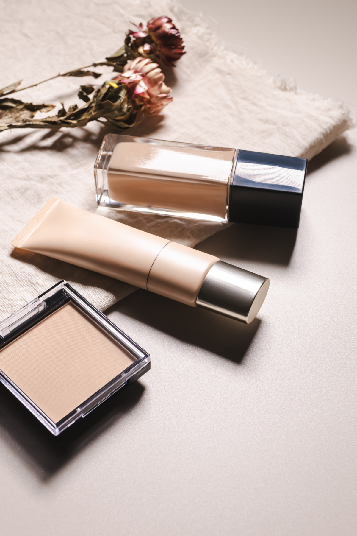 遮瑕膏是化妝包必備，用對款即可快速遮蓋黑眼圈、痘印與膚色不均，打造自然無瑕肌。