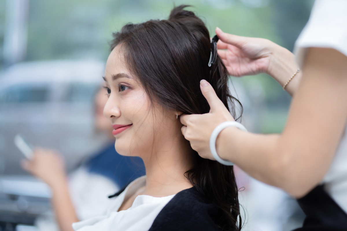 層次剪髮 (Layered Cut)是最輕巧的理髮形式之一，它的核心技術是將頭髮的一部分從頭部垂直提起並剪裁，旨在策略性地減輕髮量，同時巧妙地塑造髮型輪廓、賦予豐盈感、動感與質感。