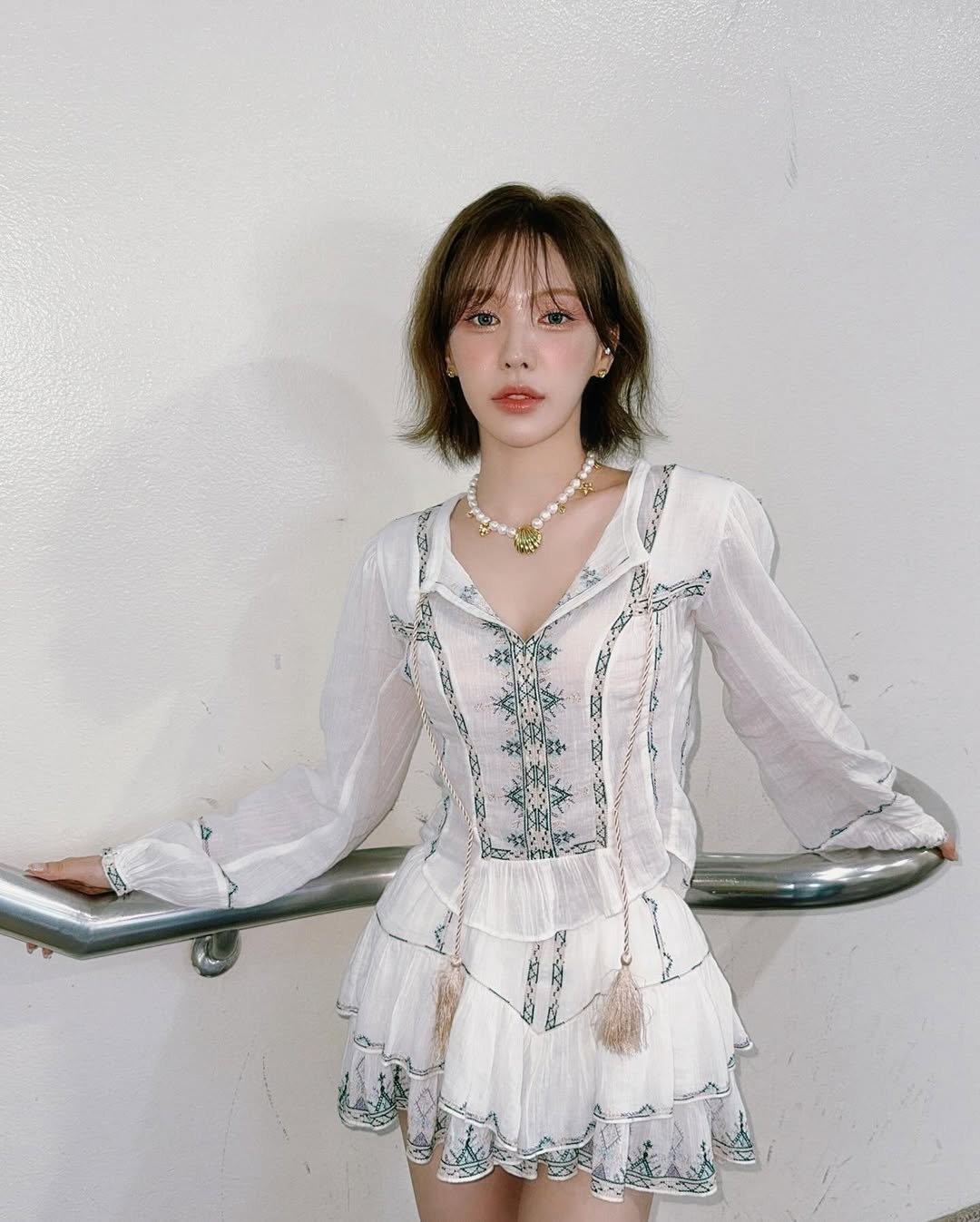 這款髮型是將流蘇剪的俐落線條，融入了柔和的水波紋捲度。