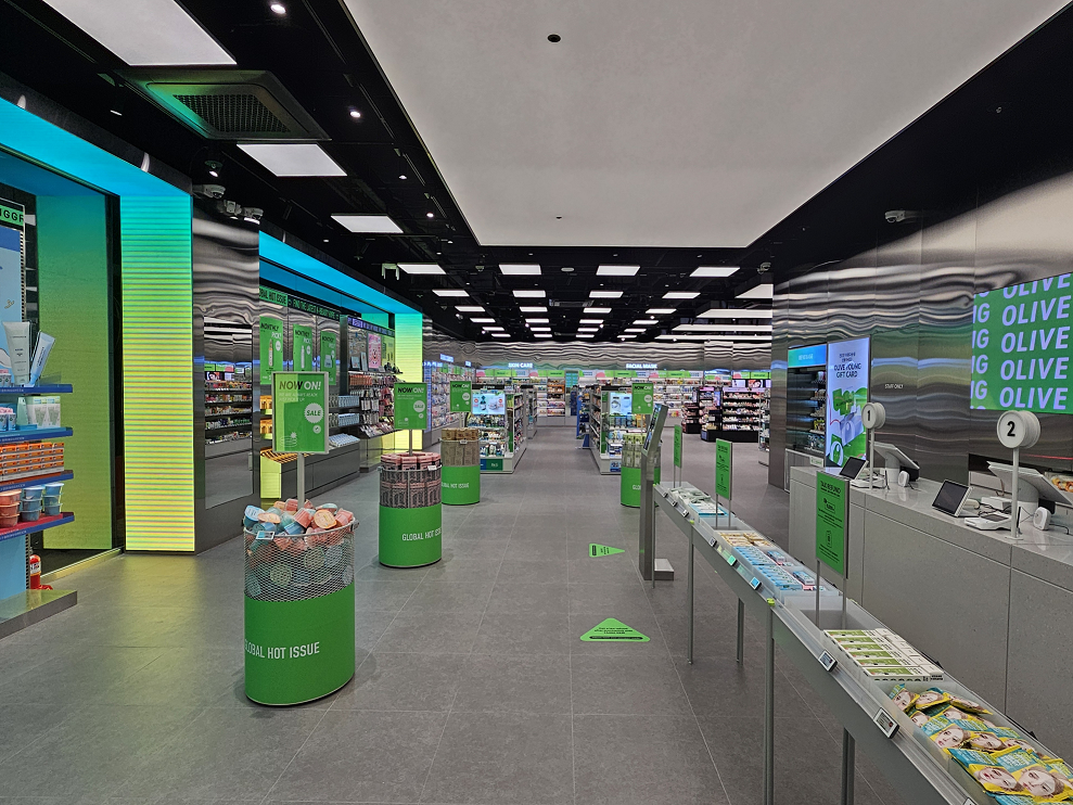 逛完還可順道逛隔壁Musinsa潮牌店，一站式購齊美妝與服飾。