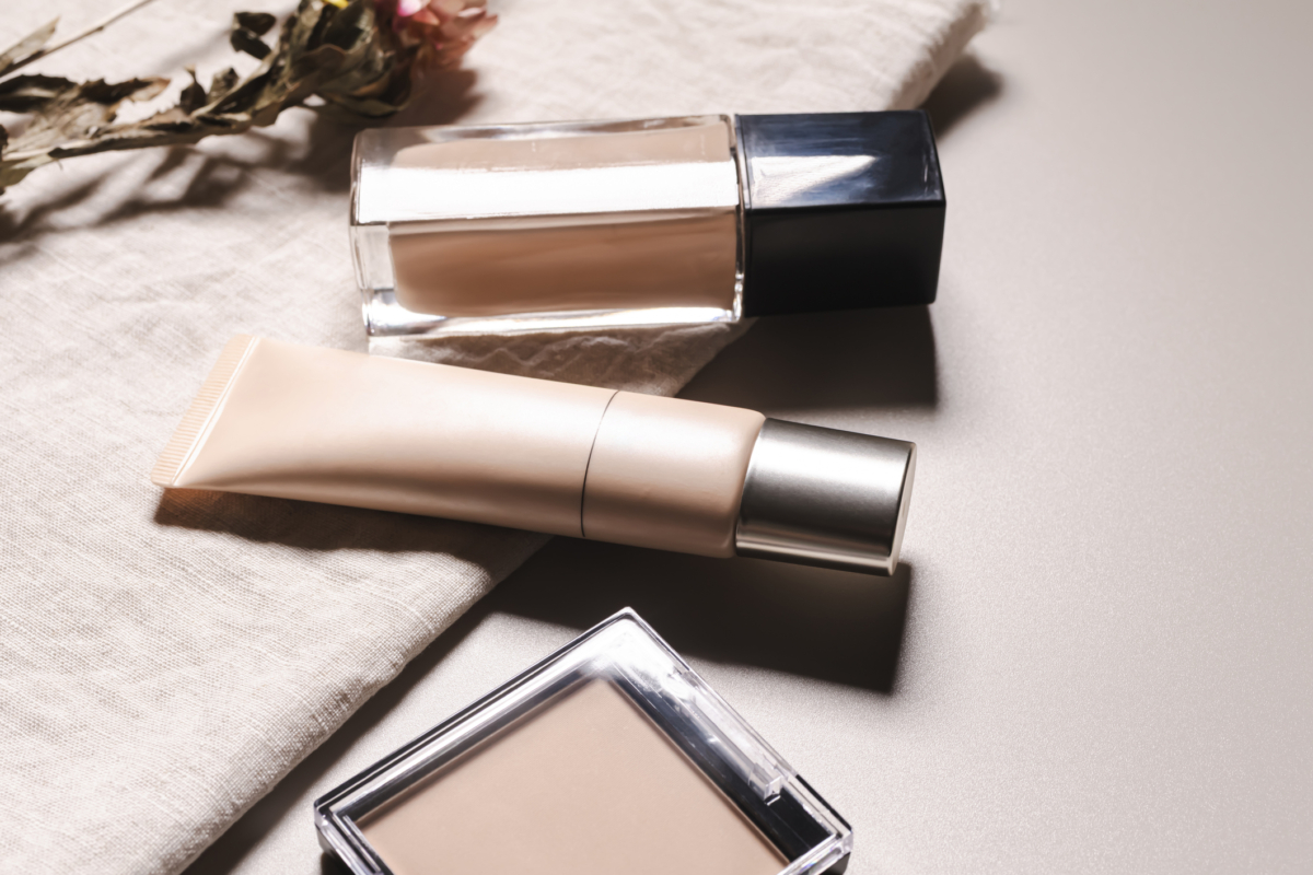 底妝也有分幾種不同的種類，選擇適合自己的化妝品才能畫出完美妝容。