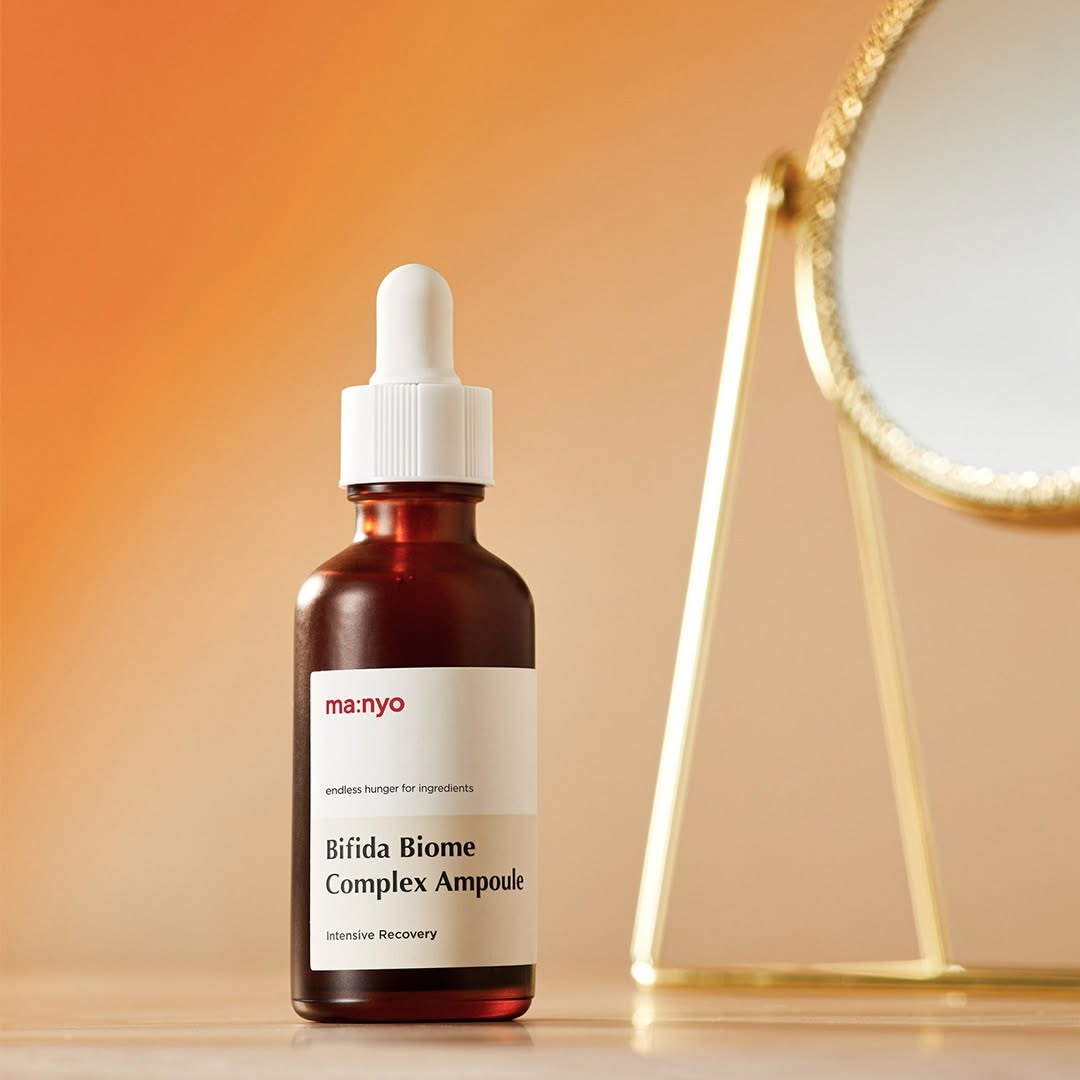 Ma:nyo 益生菌安瓶精華以益生菌與透明質酸修復屏障、深層保濕並抗初老，是乾肌與敏感肌的熱銷愛用款。