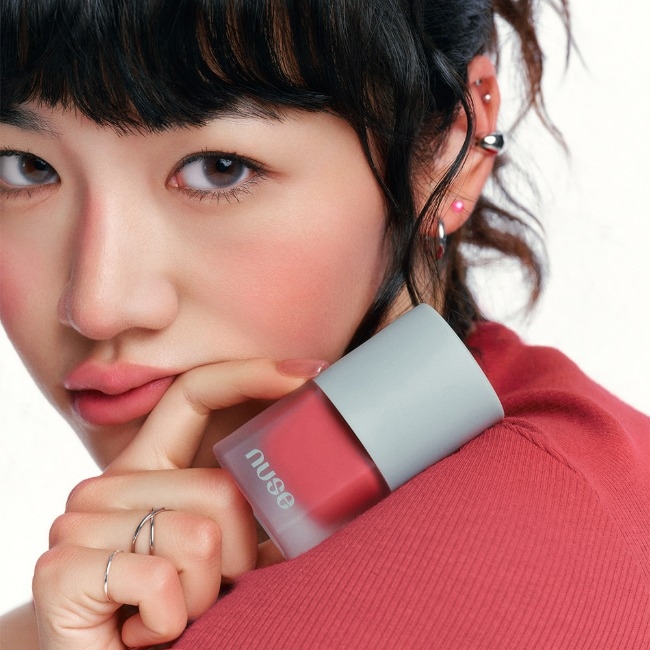 nuse 腮紅液以輕盈水狀質地快速成膜，打造持久清透、自然紅暈的極簡妝感。