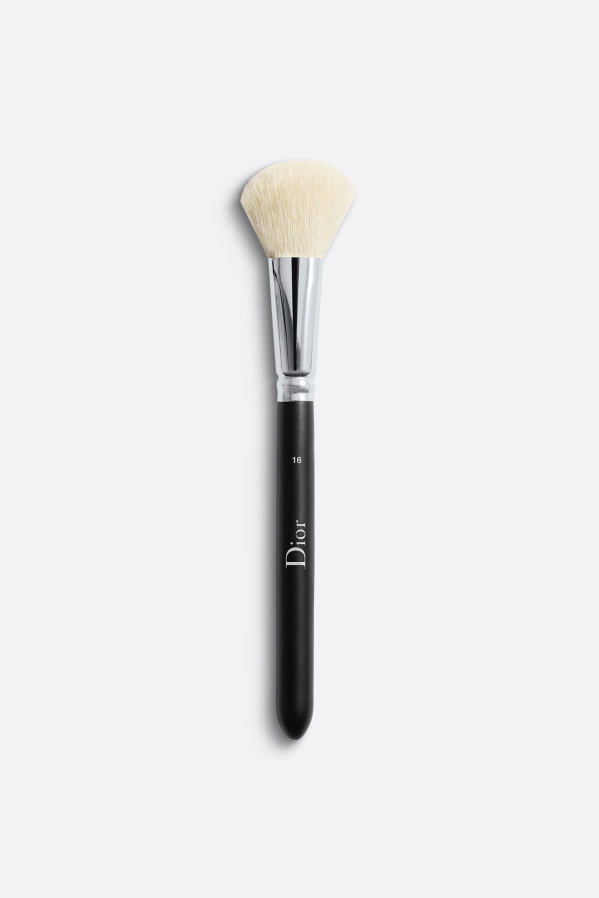 Dior Backstage Blush Brush N°16是專業後台胭脂掃採用柔軟且角度平滑的特殊斜角剪裁設計，旨在輕易締造專業級的完美妝容。
