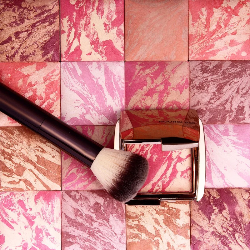 Hourglass Ambient Lighting Blush柔光胭脂結合胭脂色彩與柔光粉末，配合大理石紋理，打造細緻透亮的自然紅潤妝效。